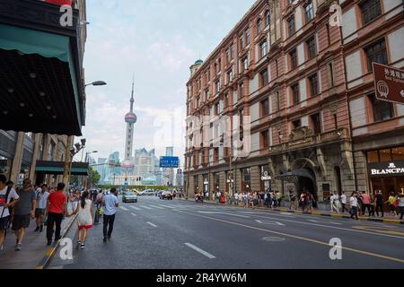 Il Bund, il quartiere sul lungomare di Shanghai lungo il fiume Huangpu, noto per la sua architettura di epoca coloniale Foto Stock