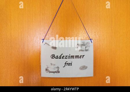 Villingen Schwenningen, Germania. 15th maggio, 2023. Un cartello con la scritta 'bagno libero' appende su una porta della St. Casa di riposo Lioba. Secondo una richiesta dell'autorità di vigilanza domiciliare presso l'ufficio legale dell'amministrazione distrettuale nel distretto di Schwarzwald-Baar, il distretto di St La casa di riposo di Lioba deve essere ricostruita perché le stanze dei residenti sono troppo piccole. Secondo l'operatore, in alcuni casi le deviazioni sono solo di circa dieci centimetri. (A dpa: 'Stanze troppo piccole - la Caritas vuole lottare per la casa di cura ') Credit: Philipp von Ditfurth/dpa/Alamy Live News Foto Stock