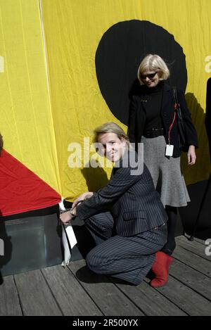 (l-r) Tanya Plibersek MP, Mary-Louise Williams (Direttore del Museo Marittimo Nazionale Australiano). La cerimonia ufficiale per svelare tre nuovi pannelli sulla parete di benvenuto, che contiene i nomi degli immigrati in Australia alla parete di benvenuto. La parete di 100 metri si trova presso l'Australian National Maritime Museum a Darling Harbour vicino ai Pyrmont Docks, un luogo dove milioni di nuovi coloni hanno messo piede per la prima volta a terra. Sydney, Australia. 18.05.08. Foto Stock