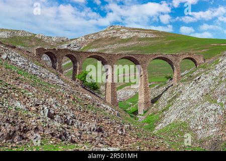 Un antico ponte in pietra nei sobborghi della città di Gadabay, costruito dai fratelli Siemens nel 1879 per trasportare minerale alla pianta da ra a scartamento ridotto Foto Stock