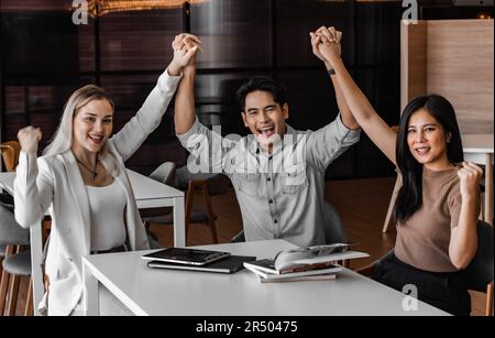 Gli studenti universitari si uniscono ai gruppi di studio della biblioteca accademica per lavorare alla costruzione di team e agli incarichi di progetto. Brainstorming collaborativo, pensiero. CE Foto Stock