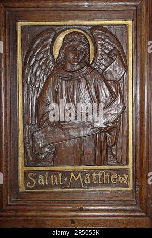 Pannello in legno intagliato di San Matteo nella chiesa di Santa Maria Cilcain, Flintshire, Galles Foto Stock
