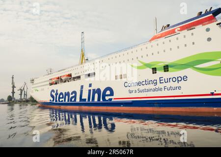 Danzica, Polonia - Maggio 2022 la nave traghetto turistica passa attraverso il fiume Motlawa fino al Mar Baltico. POV dal traghetto nuoto sul canale del fiume. Traghetto in barca a vela dal centro storico di Danzica. Navi e navi da crociera intorno. Attrazione turistica Foto Stock