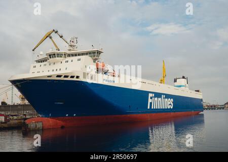 Danzica, Polonia - Maggio 2022 la nave traghetto turistica passa attraverso il fiume Motlawa fino al Mar Baltico. POV dal traghetto nuoto sul canale del fiume. Traghetto in barca a vela dal centro storico di Danzica. Navi e navi da crociera intorno. Attrazione turistica Foto Stock