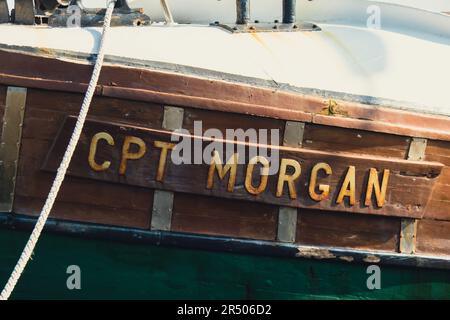 CPT MORGAN testo sulla storica nave da caccia di legno Charles W. Morgan. Costruita nel 1841, la Morgan è oggi la più antica nave commerciale delle Americhe ancora a galla e l'ultima di una flotta di balena americana Foto Stock