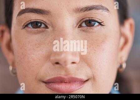 Business donna, viso e occhi primo piano di una testa professionale con visione e beffa. Lavoratori, giovani lavoratori e donne francesi in un Foto Stock