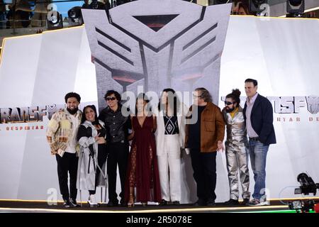 Città del Messico, Messico. 30th maggio, 2023. 30 maggio 2023, Città del Messico, Messico: (L-R) Direttore Steven Caple Jr, Michelle Rodriguez, Anthony Ramos, Dominique Fishbac, Cristo Fernandez, il produttore Lorenzo di Bonaventura, Javier Ibarreche e Mark Vahradian partecipano al tappeto rosso dei Transformers: Rise of the Beasts Film Premiere al Cinepolis Perisur, il 30 maggio 2023 a Città del Messico. (Foto di Carlos Tischler/ Eyepix Group) (Foto di Eyepix/NurPhoto) Credit: NurPhoto SRL/Alamy Live News Foto Stock