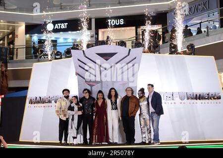 Città del Messico, Messico. 30th maggio, 2023. 30 maggio 2023, Città del Messico, Messico: (L-R) Direttore Steven Caple Jr, Michelle Rodriguez, Anthony Ramos, Dominique Fishbac, Cristo Fernandez, il produttore Lorenzo di Bonaventura, Javier Ibarreche e Mark Vahradian partecipano al tappeto rosso dei Transformers: Rise of the Beasts Film Premiere al Cinepolis Perisur, il 30 maggio 2023 a Città del Messico. (Foto di Carlos Tischler/ Eyepix Group) (Foto di Eyepix/NurPhoto) Credit: NurPhoto SRL/Alamy Live News Foto Stock