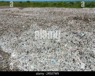 Vista aerea discarica rifiuti rifiuti enorme scarico inquinamento ambientale problema, vista dall'alto su plastica e altri rifiuti industriali ecologiche disastro da Foto Stock