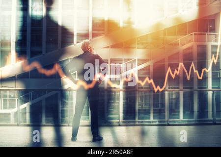 Doppia esposizione di un uomo d'affari con la grafica del mercato azionario Foto Stock