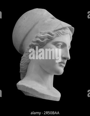 Antica statua della dea greca Athena Pallas. Testa donna in marmo in casco scultura foto isolata con clipping path Foto Stock