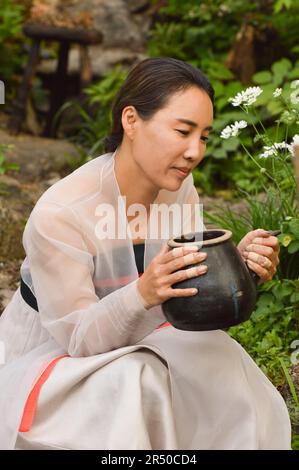 Chelsea, Londra, Regno Unito. 22nd maggio, 2023. Il designer coreano del giardino Hwang Jihae al RHS Chelsea Flower Show. Foto Stock