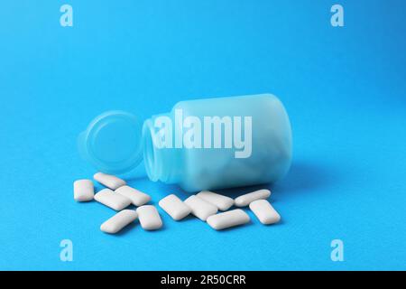 Vaso con gomme da masticare su sfondo azzurro Foto Stock