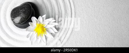 Trattamento spa. Composizione piatta con pietra e fiore di loto su sabbia bianca, spazio per il testo. Design del banner Foto Stock