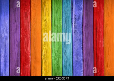 Vecchie tavole di legno in colori arcobaleno come sfondo Foto Stock