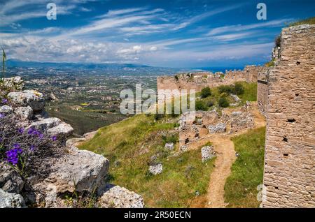 Guardando verso nord verso il Golfo di Corinto dal Bastione di Achille vicino alla porta C (terza porta), fortezza di Acrocorinto, vicino a Corinto, Peloponneso, Grecia Foto Stock