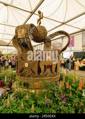 Mostre di giardini all'interno del padiglione al Chelsea Flower Show 23 Foto Stock