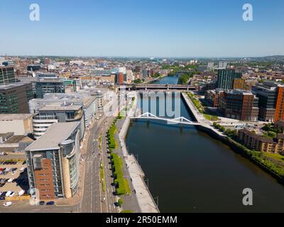 Vista aerea dal drone dello skyline del centro di Glasgow lungo il fiume Clyde a Broomielaw, Scozia, Regno Unito Foto Stock