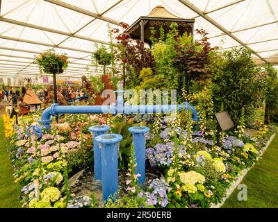 Mostre di giardini all'interno del padiglione al Chelsea Flower Show 23 Foto Stock