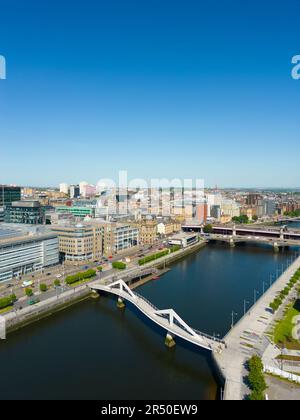 Vista aerea dal drone dello skyline del centro di Glasgow lungo il fiume Clyde all'IFSD , International Financial Services District a Broomielaw, Scozia, U. Foto Stock