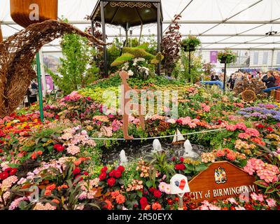 Mostre di giardini all'interno del padiglione al Chelsea Flower Show 23 Foto Stock