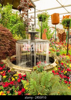 Mostre di giardini all'interno del padiglione al Chelsea Flower Show 23 Foto Stock