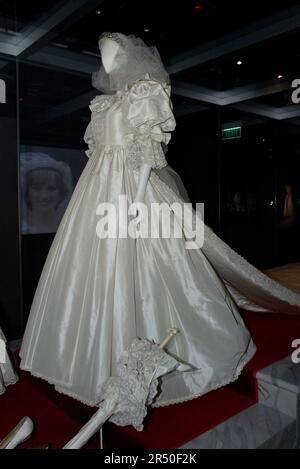 L’abito da sposa indossato da Diana Spencer al suo matrimonio con Carlo, Principe di Galles, visto all’apertura di Diana: Una Celebrazione, che espone una collezione di abiti e oggetti di Diana della casa della famiglia Spencer, Althorp. Powerhouse Museum, Sydney, Australia. 27.09.07. Foto Stock