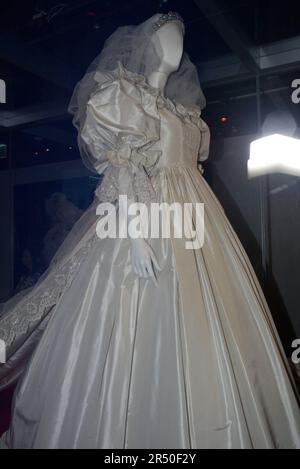 L’abito da sposa indossato da Diana Spencer al suo matrimonio con Carlo, Principe di Galles, visto all’apertura di Diana: Una Celebrazione, che espone una collezione di abiti e oggetti di Diana della casa della famiglia Spencer, Althorp. Powerhouse Museum, Sydney, Australia. 27.09.07. Foto Stock