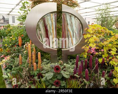 Mostre di giardini all'interno del padiglione al Chelsea Flower Show 23 Foto Stock