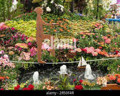 Mostre di giardini all'interno del padiglione al Chelsea Flower Show 23 Foto Stock