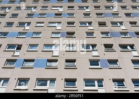 Esterno del blocco di appartamenti a St Vincent Terrace nel quartiere di Anderston a Glasgow, Scozia, Regno Unito Foto Stock