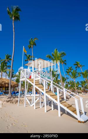 Vista della torre del bagnino e delle palme sulla spiaggia di Bavaro, Punta Cana, Repubblica Dominicana, Indie Occidentali, Caraibi, America Centrale Foto Stock