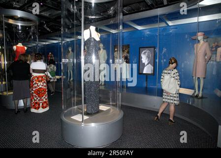 Alcuni degli abiti di Diana Spencer all'inaugurazione di Diana: A Celebration, che espone una collezione di abiti e oggetti personali di Diana della casa della famiglia Spencer, Althorp. Powerhouse Museum, Sydney, Australia. 27.09.07. Foto Stock