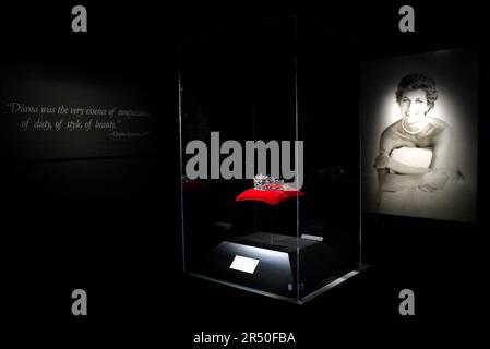 Una tiara appartenente alla famiglia Spencer all'inaugurazione di Diana: Una Celebrazione, che espone una collezione di abiti e oggetti della famiglia Spencer, Althorp. Powerhouse Museum, Sydney, Australia. 27.09.07. Foto Stock