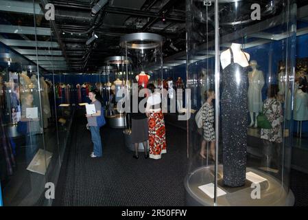 Alcuni degli abiti di Diana Spencer all'inaugurazione di Diana: A Celebration, che espone una collezione di abiti e oggetti personali di Diana della casa della famiglia Spencer, Althorp. Powerhouse Museum, Sydney, Australia. 27.09.07. Foto Stock