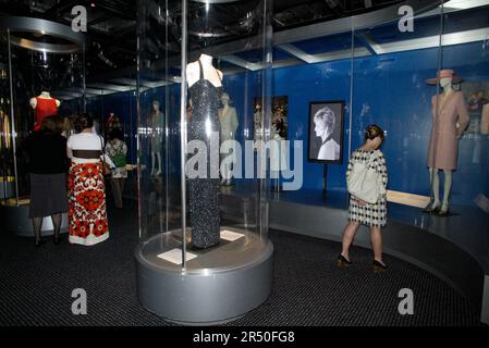 Alcuni degli abiti di Diana Spencer all'inaugurazione di Diana: A Celebration, che espone una collezione di abiti e oggetti personali di Diana della casa della famiglia Spencer, Althorp. Powerhouse Museum, Sydney, Australia. 27.09.07. Foto Stock