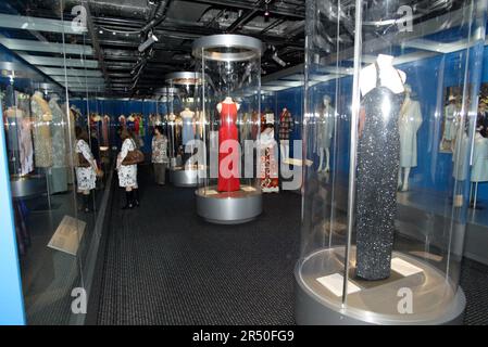 Alcuni degli abiti di Diana Spencer all'inaugurazione di Diana: A Celebration, che espone una collezione di abiti e oggetti personali di Diana della casa della famiglia Spencer, Althorp. Powerhouse Museum, Sydney, Australia. 27.09.07. Foto Stock