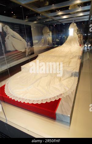 L’abito da sposa indossato da Diana Spencer al suo matrimonio con Carlo, Principe di Galles, visto all’apertura di Diana: Una Celebrazione, che espone una collezione di abiti e oggetti di Diana della casa della famiglia Spencer, Althorp. Powerhouse Museum, Sydney, Australia. 27.09.07. Foto Stock