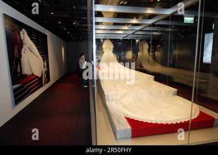 L’abito da sposa indossato da Diana Spencer al suo matrimonio con Carlo, Principe di Galles, visto all’apertura di Diana: Una Celebrazione, che espone una collezione di abiti e oggetti di Diana della casa della famiglia Spencer, Althorp. Powerhouse Museum, Sydney, Australia. 27.09.07. Foto Stock