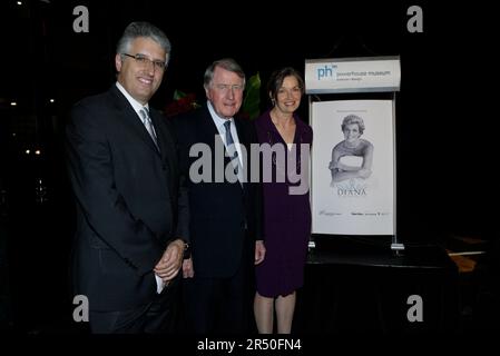 Da sinistra: Nicholas Pappas, Neville Wran e Jennifer Sanders all'apertura di Diana: Una Celebrazione, che espone una collezione di abiti e oggetti di Diana della casa della famiglia Spencer, Althorp. Powerhouse Museum, Sydney, Australia. 27.09.07. Foto Stock