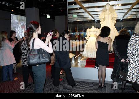 L’abito da sposa indossato da Diana Spencer al suo matrimonio con Carlo, Principe di Galles, visto all’apertura di Diana: Una Celebrazione, che espone una collezione di abiti e oggetti di Diana della casa della famiglia Spencer, Althorp. Powerhouse Museum, Sydney, Australia. 27.09.07. Foto Stock