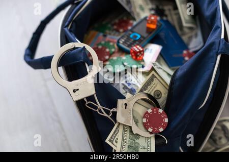 Borsone Full Black Duffel Bag di Hundred Dollar Bills Foto Stock