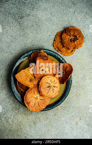Fette di frutta secca di persimmon sul piatto Foto Stock
