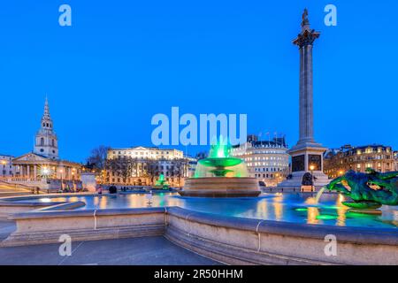 Londra, Regno Unito. Colonna di Nelson e fontana d'acqua a Trafalgar Square. Foto Stock