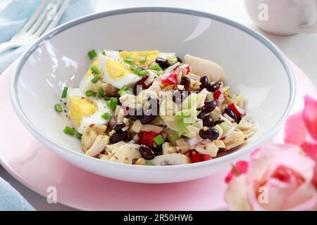 Insalata di pasta con fagioli rossi, uova, pollo, ravanello e pepe Foto Stock