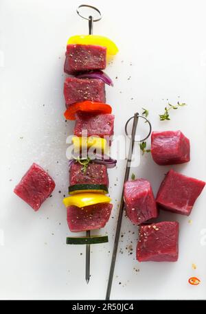 Spiedini di manzo crudo con verdure (kabab) Foto Stock