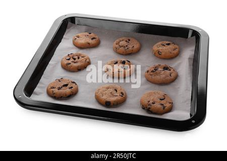 Teglia da forno con carta pergamena e gustosi biscotti isolati su bianco Foto Stock