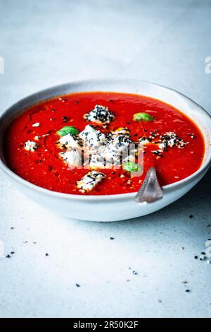 Semplice zuppa di pomodoro-paprika con feta al sesamo Foto Stock