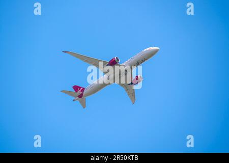 Un Virgin Atlantic 787 Dreamliner decollo dall'aeroporto di Londra Heathrow in una giornata di sole con cielo blu. Foto Stock