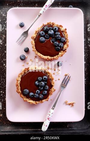 Tartine di farina d'avena con mousse al cioccolato e mirtilli Foto Stock